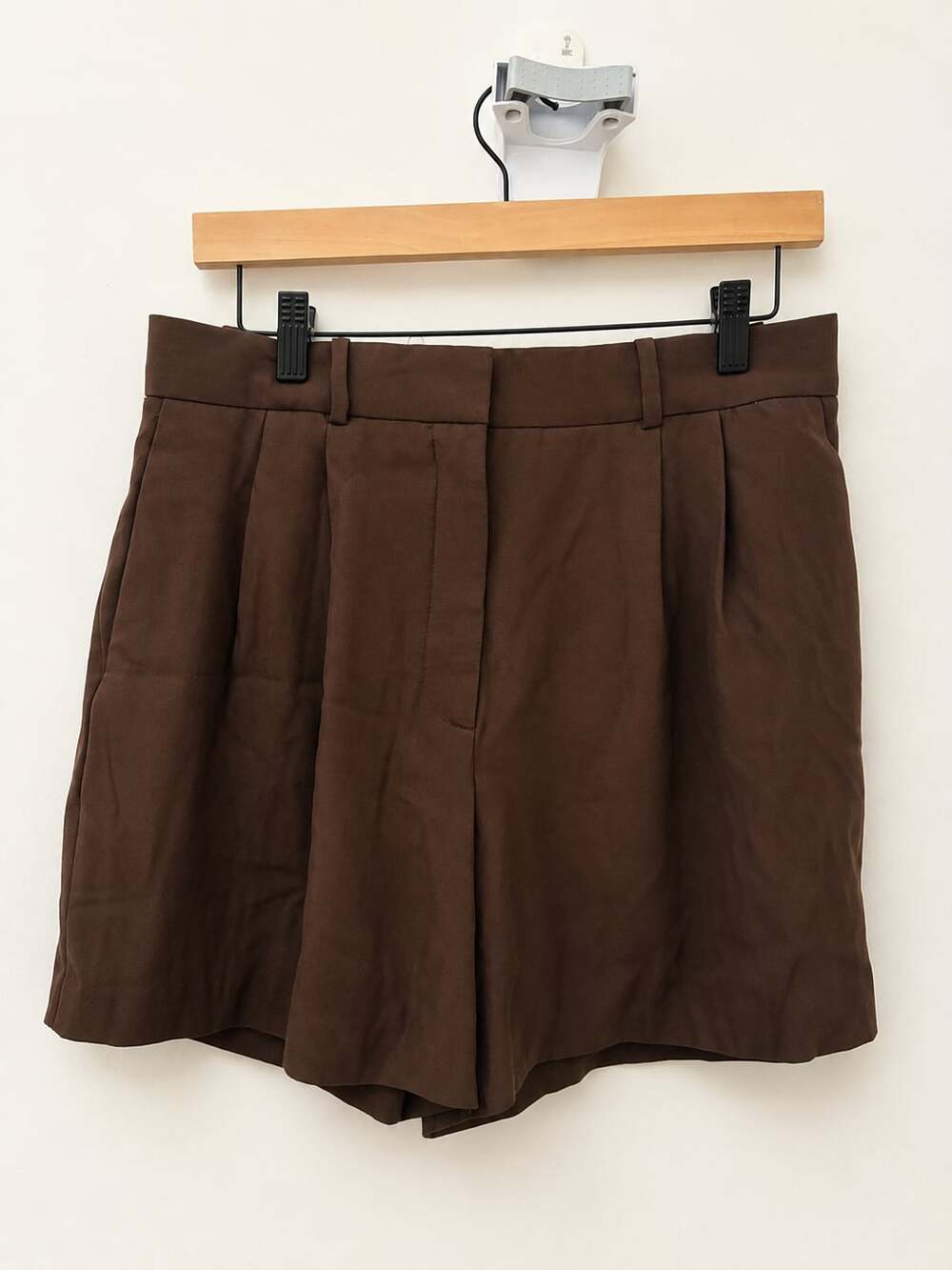 Aritzia Babaton Atelier Pleated Tailored Shorts Brown Size 10